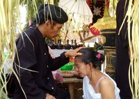Ada ritualnya berupa doa dan sesaji, kami permisi ke arwah para leluhur di sekitar situ, mengambilnya pun ada tata kramanya, harus pakai gayung, ujar Pemangku adat dari Pusat Lembaga Kebudayaan Jawa (PLKJ) Koordinator Jawa-Bali yang memimpin ritual Ruwat Sukerta, Ki Wiro Kadek Wongso Jumerek (Enggran Eko Budianto/detikTravel)