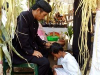 Beberapa orang percaya, 7 air suci Majapahit ini mampu membuang sial dan mendatangkan rezeki. Siapa saja boleh ikut, asal syaratnya membawa sehelai kain putih (Enggran Eko Budianto/detikTravel)