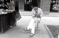 Di kota kuno Terakota, Xian, China, street art nyaris tidak ada. Meski demikian, kita bisa menikmati aksi pemain alat musik tiup tradisional memainkan musik di samping dagangannya (Andi Saputra/detkTravel)