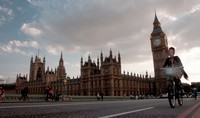 Inggris bukanlah negara yang berlimpah matahari. Maka dari itu, melihat semburat sunsetnya saja sudah bahagia. Sunset dengan latar belakang Big Ben di London menjadi salah satu pertanda indahnya hari itu (Ari Saputra/detikTravel)