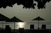 Duduk di sini sembari menikmati pantai dan mentari yang perlahan meninggi bisa jadi cara terbaik memulai sebuah hari. Sempurna! (Andi Saputra/detikTravel)