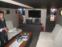 Fasilitas lainnya ada tempat karaoke. Ada juga lima kamar tidur yang konsepnya seperti di hotel bintang empat. Tiap kamar itu dilengkapi kasur empuk, televisi LCD, toilet dan pendingin ruangan, kata Operasional Supervisor Dragoon Bali, Jonas Jusuf Murfhy (Baban/detikTravel)