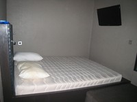Bagian kamarnya pun cukup nyaman, layaknya seperti kamar-kamar di hotel. Mau coba bermalam di sini? (Baban/detikTravel)