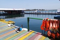 Di area karamba terapung, wisatawan juga bisa melakukan aktivitas bermain kano, dan aneka permainan lainnya. Selesai capek main, bisa makan di restoran yang bertempat di area yang sama. (Wahyu/detikTravel)