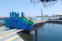 Bahkan ada perosotan juga untuk anak-anak. Semuanya dilakukan di area lepas pantai yang airnya masih jernih. Jangan takut karena meskipun di tengah laut, ada jaring pengaman di bawah karambanya. (Wahyu/detikTravel)