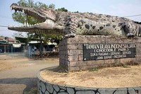 Taman Buaya Indonesia Jaya yang berada di sisi kanan Jalan Raya Cibarusah. Tampak jelas sebuah patung dengan bentuk buaya besar yang langsung menyambut pengunjung (Randy/detikTravel)