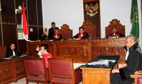 Robbi mengacungkan jempol sebelum mengikuti sidang pembelaan. Pool/Lamhot Aritonang/detikFoto.