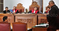 Penasehat hukum Robby, Pieter membacakan pembelaan kliennya. Pool/Lamhot Aritonang/detikFoto.