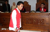 Robbi menyapa kuasa hukumnya. Pool/Lamhot Aritonang/detikFoto.