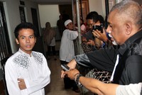 Robbi berbincang dengan kuasa hukumnya di depan ruang tahanan Pengadilan Negeri Jakarta Selatan. Pool/Lamhot Aritonang/detikFoto.
