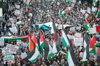 Ratusan orang turun ke jalan di Kota Chicago, menolak serangan Israel terhadap warga Gaza dan Tepi Barat. Scott Olson/Getty Images/AFP.