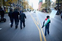Seorang anak ikut berdemo dan membawa bendera Palestina. Scott Olson/Getty Images/AFP.