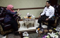 Mensos Khofifah memberikan penjelasan kepada Komjen Budi Waseso.