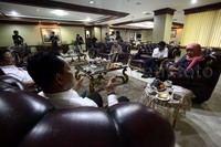 Komjen Budi Waseso memberikan penjelasan kepada Mensos Khofifah.