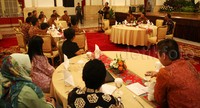 Jokowi berdialog dengan para pemain dari beberapa klub yang berpartisipasi di Piala Presiden.