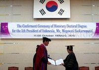 Megawati menerima gelar doktor honoris causa dari Korea Maritime and Ocean University.