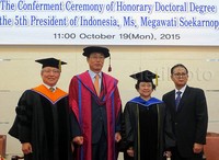 Ini adalah gelar ketiga doktor honoris causa yang telah diterima Megawati.