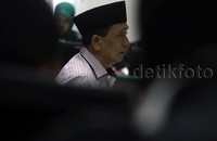 Fuad Amin mendengarkan pembacaan vonis.