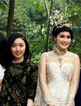 Sandra Dewi Bergaun Pengantin untuk Pemotretan Kalender