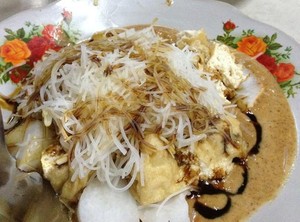 Tak Sempat Sarapan di Rumah, Bubur dan Ketoprak Jadi Pilihan Orang Kantoran
