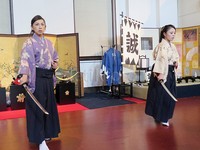 Dua di antaranya adalah wanita, yang mengaku tertarik dengan Chambara karena kerap menonton film laga Jepang sejak kecil.