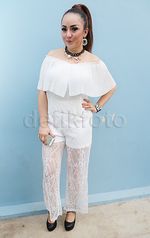 Serba Putih, Regina Tampil dengan Celana Menerawang