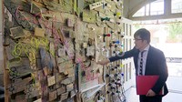 Di Sekolah Dasar Rissei, detikHOT berkesempatan untuk melihat instalasi listrik yang terbuat dari bahan kayu dan kabel-kabel bekas karya Takashi Suzuki.