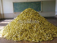 Kembali ke Sekolah Dasar Rissei, pemandangan unik terpampang di salah satu ruangan kelas. Tampak sebuah tumpukan makanan kecil berbungkus emas yang bernama Umai-bo diletakkan tepat di tengah ruangan karya Koshi Kawachi.