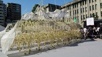Tak jauh dari sisi panggung, terdapat sebuah pemandangan unik berupa strandbeest atau binatang laut yang terbuat dari bambu karya Theo.