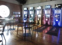 Selain dapat menyantap makanan enak. Anda juga bisa bermain billiard atau dart. Ajak teman atau keluarga agar suasana semakin ramai dan menyenangkan.