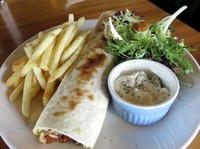 Sajian ini bernama El Diablo. Bentuknya mirip dengan burritos, hanya saja lemaran tortilanya diisi dengan daging cincang dengan potongan bawang bombay, pico de gallo, guacamole. Semakin enak disajikan dengan mesclun salad segar dan kentang goreng yang gurih.