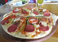 Pizza The Godfather disajikan tipis dengan tekstur yang renyah. Toppingnya diberi potongan jamur, paprika hijau, paprika merah, cicangan daging sapi, pastrami dan keju mozarella dan keju parmiago yang gurih.