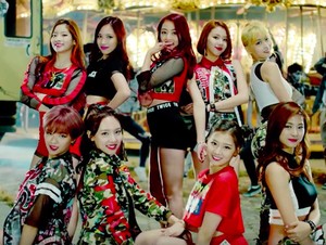 Resmi Debut, Twice Nge-dance Bareng Zombie di Like OOH-AAH