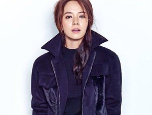 Song Ji Hyo Cantik dengan Rok Pendek di Pemotretan Ini