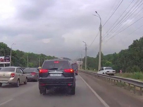 Tak Sabar Hadapi Kemacetan, Pengemudi Sedan Ini Pilih Jalur Offroad