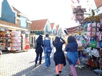 Volendam adalah nama desa yang terletak di North Holland, 20 Km sebelah utara Amsterdam. Volendam merupakan destinasi day-trip favorit karena lokasinya yang tak jauh dari Amsterdam (Sastri/detikTravel)