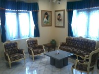 Begitu traveler masuk ke dalam rumah, ruangan pertama yang bisa ditemui adalah ruang tamu. Ruangan ini perabotannya dijaga agar mirip seperti aslinya (Wahyu/detikTravel)