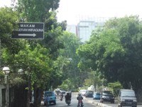 Bagi traveler yang sering melintasi Jl Pejaten Barat, Jakarta Selatan baik hendak menuju ke kawasan Warung Buncit atau menuju Kemang, pasti melihat plang bertuliskan Makam Pangeran Wiraguna. Makam itu patokannya, jalan kecil yang tertutup pepohonan dan tambal ban tepat di depan AIS (Australian International School) (Afif/detikTravel)