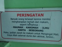 Banyak orang yang berziarah ke makam ini. Namun menariknya, ada banyak imbauan dan larangan mengenai kepercayaan pada hal-hal gaib (Afif/detikTravel)