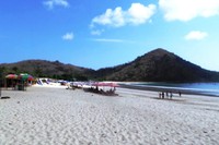Pantai Selong Belanak merupakan salah satu pantai favorit turis asing saat liburan ke Lombok. Tak heran, pantainya yan berpasir putih dan lautnya yang jernih menawarkan pemandangan yang aduhai. (Wahyu/detikTravel)