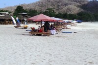 Aktivitas utama yang turis asing lakukan selain berjemur, adalah duduk di kursi pantai sambil membaca buku. Kebiasaan membaca sambil bersantai ini memang kerap kita temukan di mana pun mereka berlibur, berbeda jauh dengan kebiasaan turis lokal. (Wahyu/detikTravel)