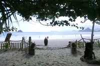 Pemandangan yang bisa dilihat oleh traveler dari arah restoran Laut Biru, Sempiak Villas. Di Pantai Selong Belanak memang ada banyak restoran yang beroperasi dan menyediakan aneka hidangan lezat dengan berbagai macam jenis menu. Dijamin tidak akan kelaparan! (Wahyu/detikTravel)