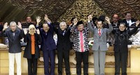 Wakil Ketua DPR Agus Hermanto dan Fahri Hamzah mengangkat tangan bersama calon komisioner Komisi Yudisial (KY) yang telah disetujui dalam paripurna di Gedung DPR, Jakarta, Selasa (20/10/2015). Pool/Lamhot Aritonang/detikFoto.