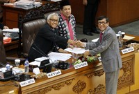 Menkum HAM Yassona Laoly menyerahkan pendapat pemerintah mengenai pengesahan RUU tentang Pengesahan Perjanjian Bantuan Timbal Balik dalam Masalah Pidana antara RI dan Republik Sosialis Vietnam. Pool/Lamhot Aritonang/detikFoto.