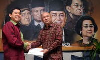 Yuddy Chrisnandi (kiri) menyerahkan laporan kinerja selama setahun berupa dokumen pertanggungjawaban kepada Teten Masduki (kanan).