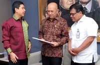 Teten Masduki menerima laporan kinerja Yuddy Chrisnandi selama setahun.