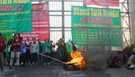 Mahasiswa Demo Bakar Ban di DPR