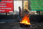 Mahasiswa Demo Bakar Ban di DPR