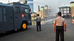 Mahasiswa Demo Bakar Ban di DPR