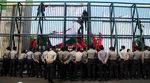 Mahasiswa Demo Bakar Ban di DPR